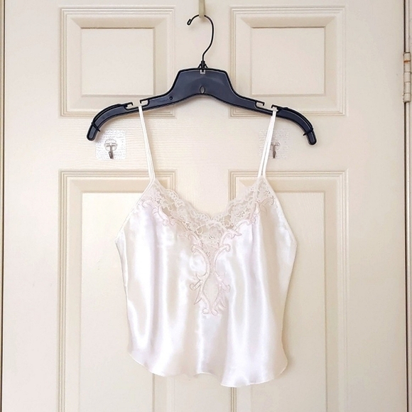 NWT. Victoria's Secret Cream Satin Embroidery and Lace Cami and Robe Set. - Picture 7 of 10